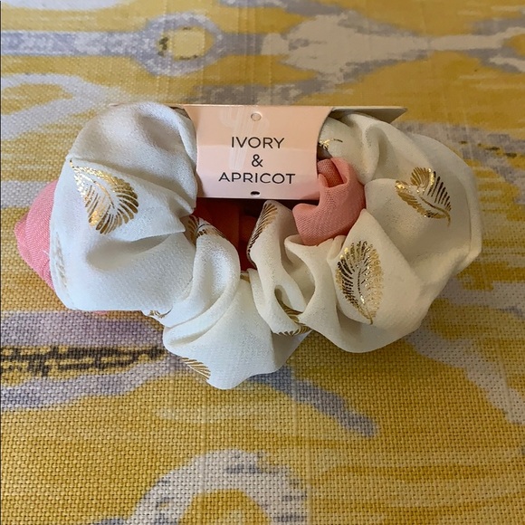 CLEARANCE!💋FINAL PRICE 🎉CRICKET hair scrunchies - Picture 3 of 4